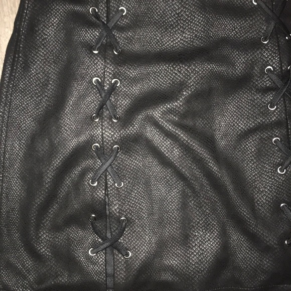 MATTE BLACK SNAKE SKIN SKIRT - Picture 6 of 8